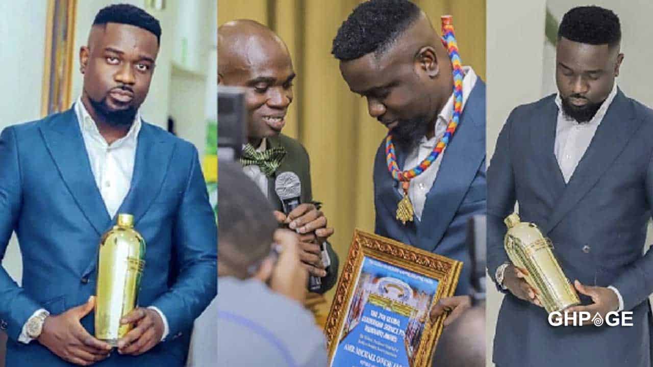 Dr UN giving out an award to rapper Sarkodie