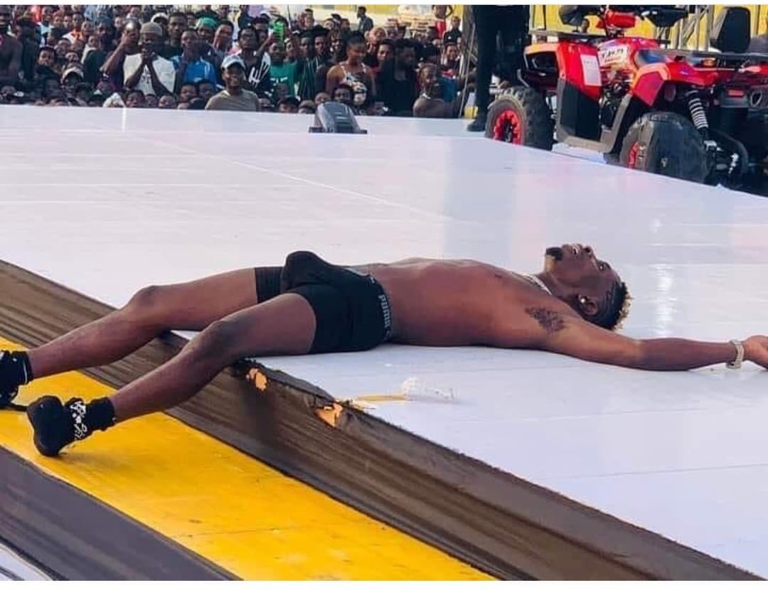 Ghanaians react to half-naked photo of heavily endowed Shatta Wale - GhPage