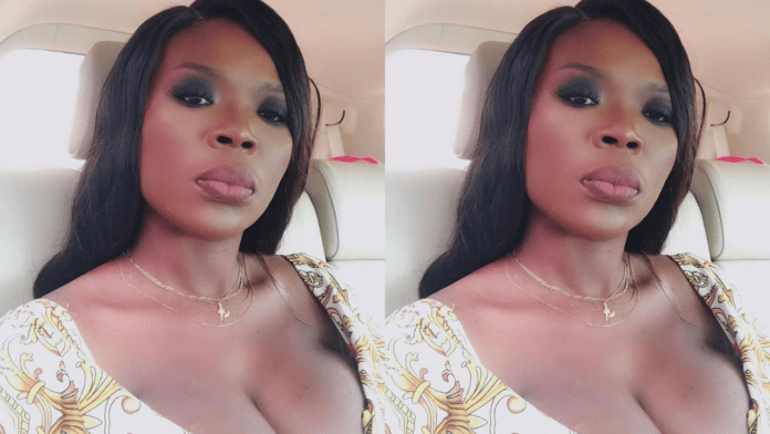 Delay shows her cleavage in new photos