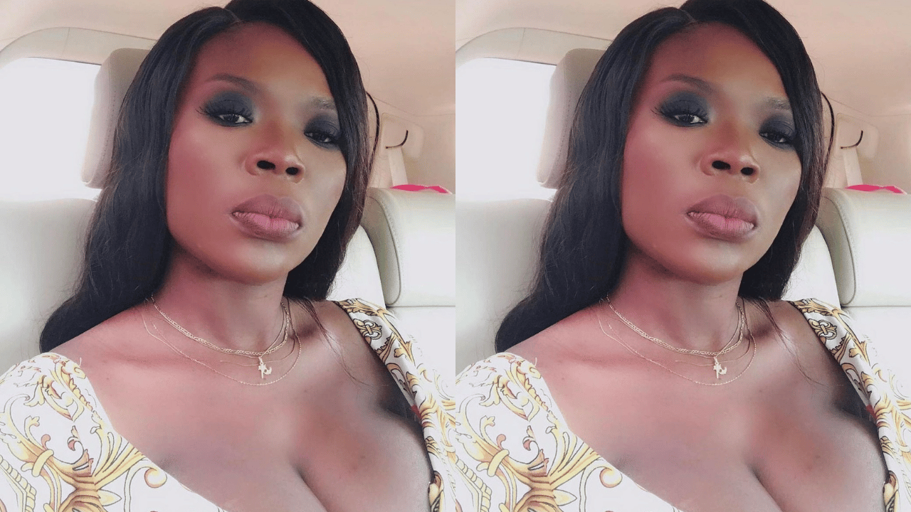 Delay shows her cleavage in new photos