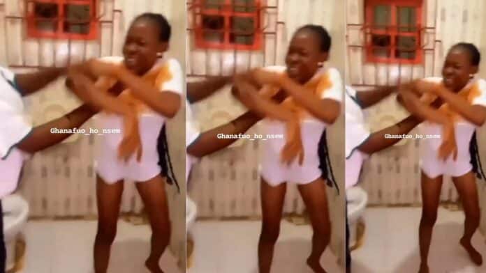 Main chick pours pepper sauce on boyfriend's side chick and beats her on top (Video)