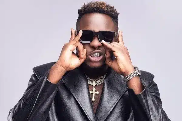 Not even “abyifo) nkuu” can resurrect your dead career- Ghanaians blast Medikal for quitting AMG
