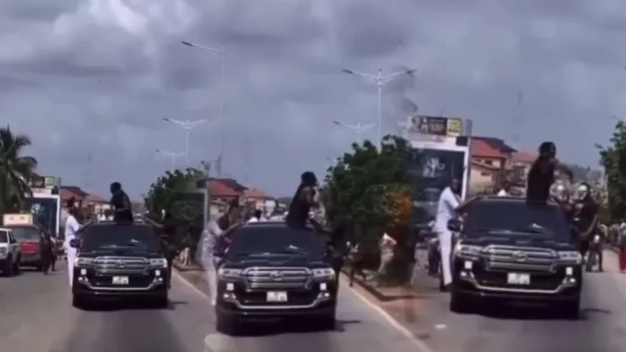 Stonebwoy throwing money in Kumasi