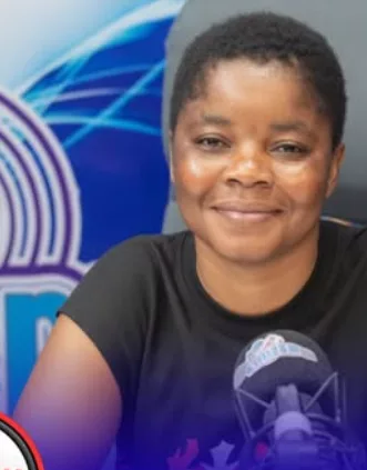 Lady drags her boyfriend to Aunty Naa for sleeping with her two sisters